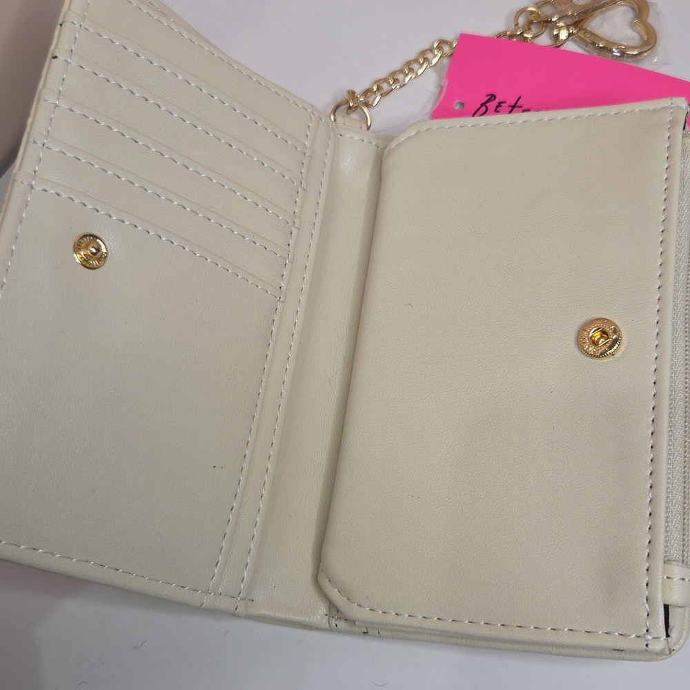 🤍🔹️Betsey Johnson 🔹️chalk Quilted Heart Zip Trifold Wallet XOKAYRA - Picture 7 of 9